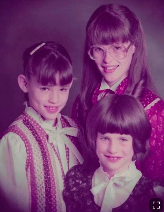 „Czy Rozpoznasz Te Słynne Siostry na Ich Dziecięcych Zdjęciach?”: Wzruszająca Podróż do Przeszłości!