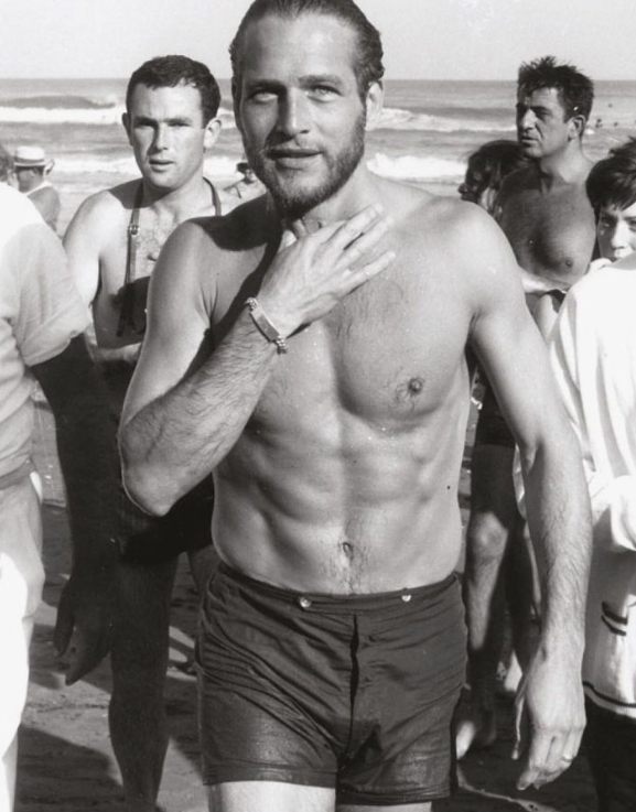 Îl recunoști pe acest tânăr simbol al Hollywoodului? O fotografie rară de arhivă i-a uimit pe fani!