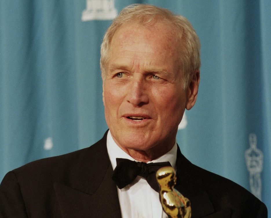 Îl recunoști pe acest tânăr simbol al Hollywoodului? O fotografie rară de arhivă i-a uimit pe fani!