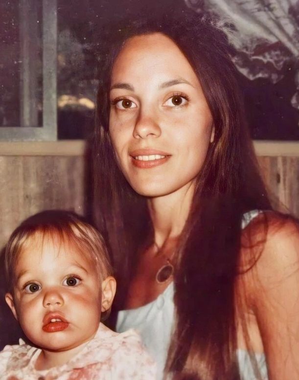 Rzadki moment z dzieciństwa: Czy potrafisz rozpoznać przyszłą gwiazdę Hollywood i jej matkę?