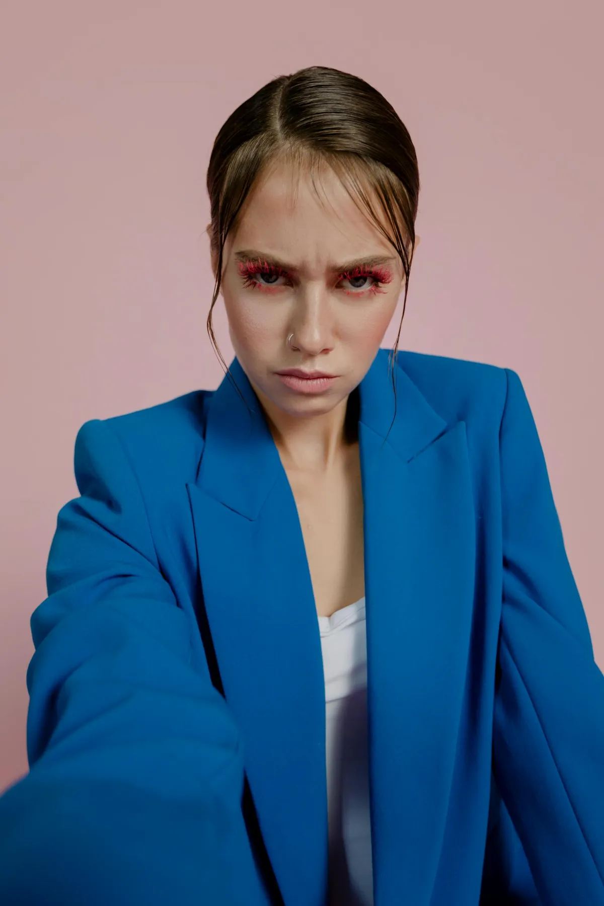 Moja przyszła teściowa oznajmiła moim osieroconym młodszym braciom, że „wkrótce zostaną oddani do innej rodziny” — dlatego daliśmy jej nauczkę, jakiej nigdy wcześniej nie doświadczyła.