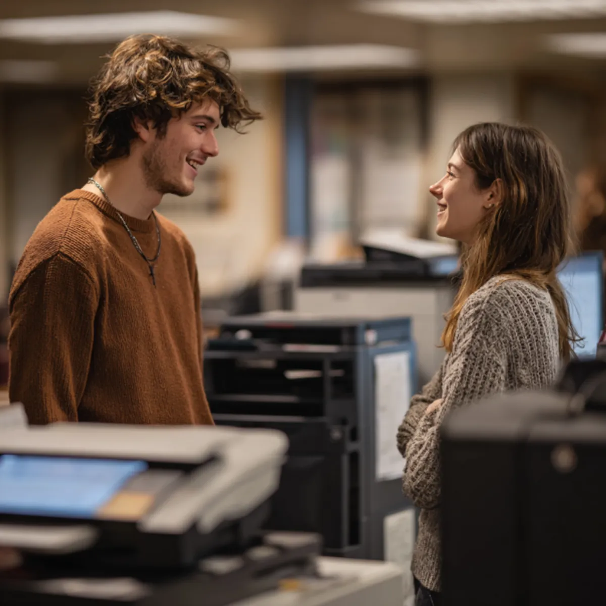 Zamożne kobiety wyśmiewały kelnerkę, twierdząc, że „pachnie biedą” – wtedy jednak mój chłopak wstał i dał im lekcję, której długo nie zapomną.