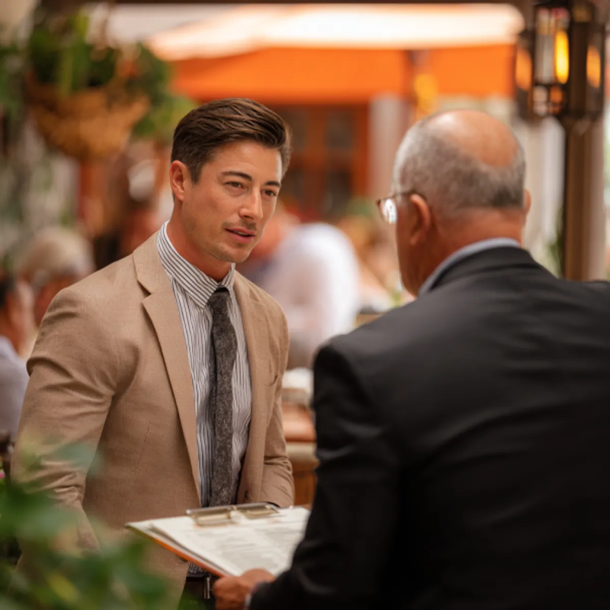 Zamożne kobiety wyśmiewały kelnerkę, twierdząc, że „pachnie biedą” – wtedy jednak mój chłopak wstał i dał im lekcję, której długo nie zapomną.