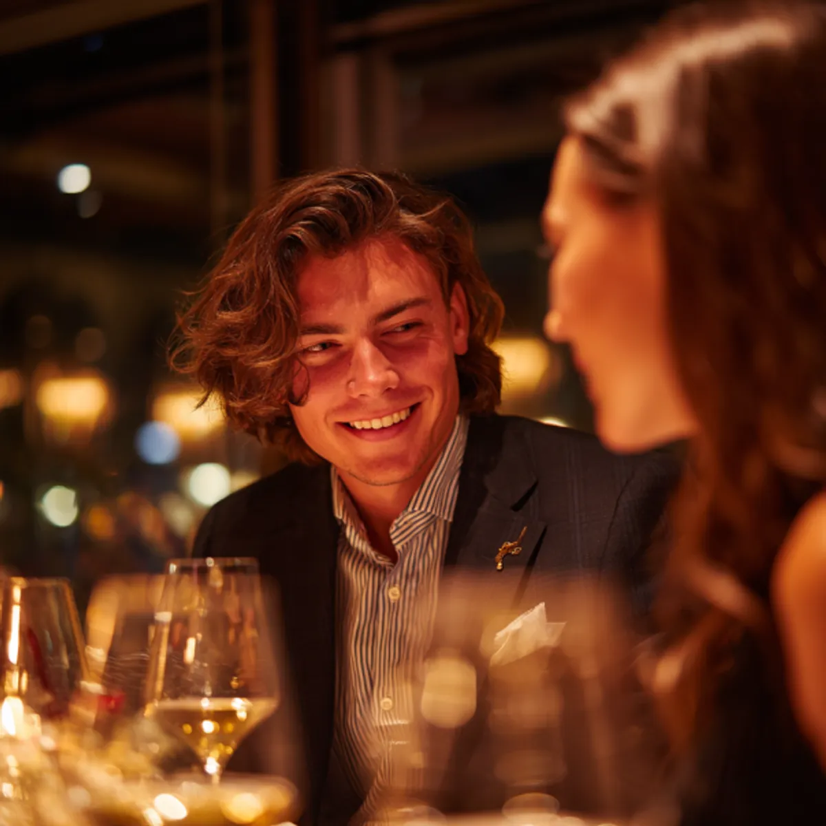 Zamożne kobiety wyśmiewały kelnerkę, twierdząc, że „pachnie biedą” – wtedy jednak mój chłopak wstał i dał im lekcję, której długo nie zapomną.