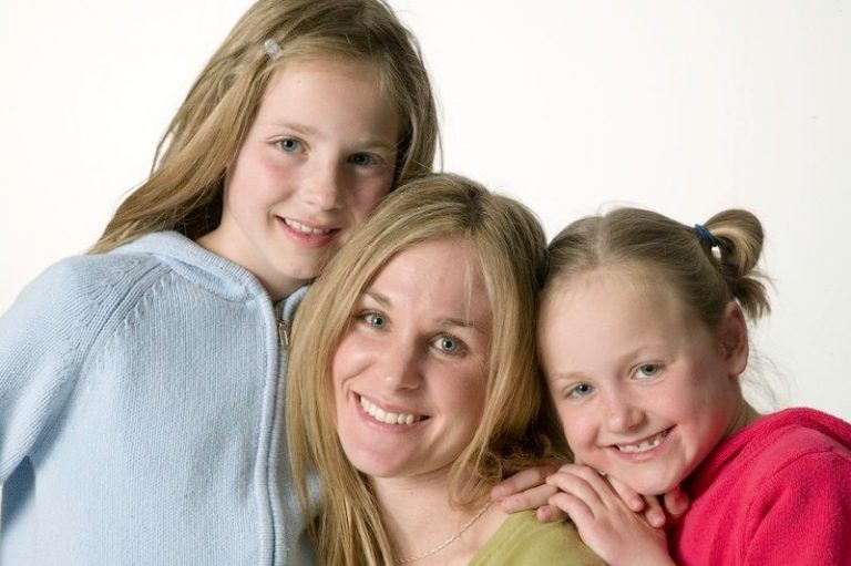 Od lat modliłam się, aby zostać matką, adoptowałam drugą córkę – a w noc jej balu maturalnego wyjawiła mi prawdę, która złamała mi serce.