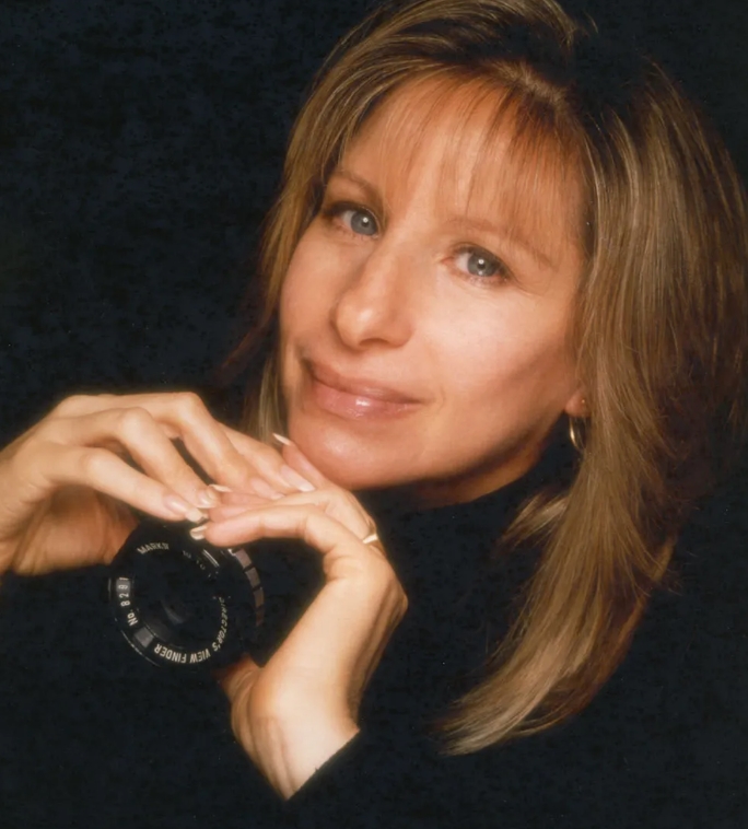 Czy potrafisz odgadnąć, kto jest na tym zdjęciu? Rzadkie ujęcie sprzed sławy i wielkich scen