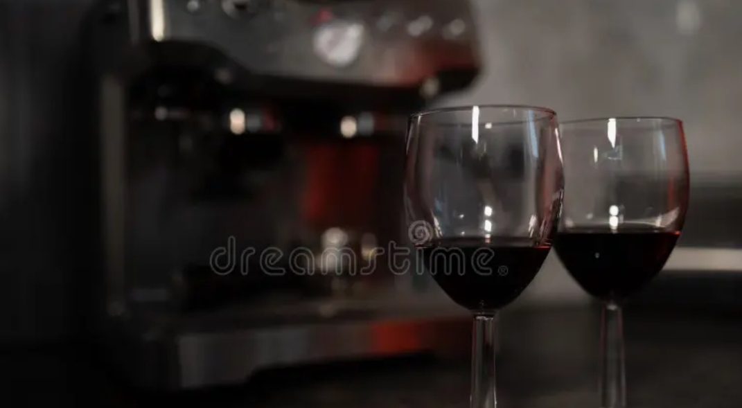 Mój mąż zawiózł „kolegę” do domu nad jeziorem, który odziedziczyłam – po prostu nie wiedział, że obserwuję ich już przez kamery