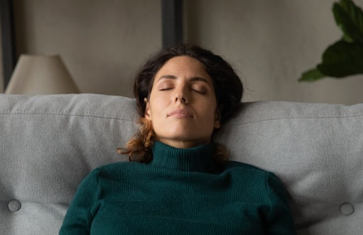 Mój mąż zawiózł „kolegę” do domu nad jeziorem, który odziedziczyłam – po prostu nie wiedział, że obserwuję ich już przez kamery