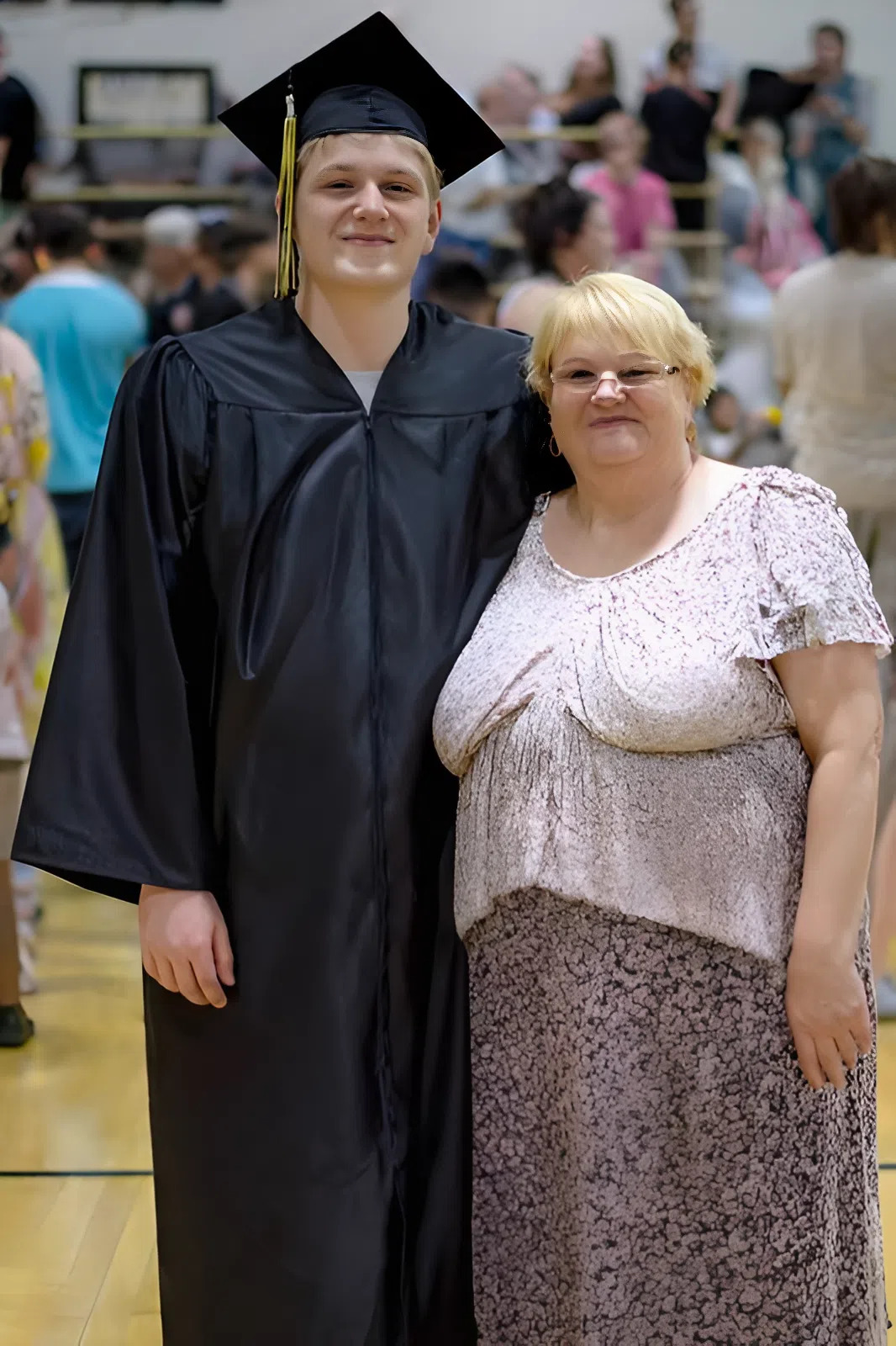 Zabrałem mamę na bal maturalny, bo nie mogła pójść na swój, bo mnie wychowywała – moja przyrodnia siostra ją upokorzyła, więc dałem jej nauczkę, którą zapamięta na całe życie