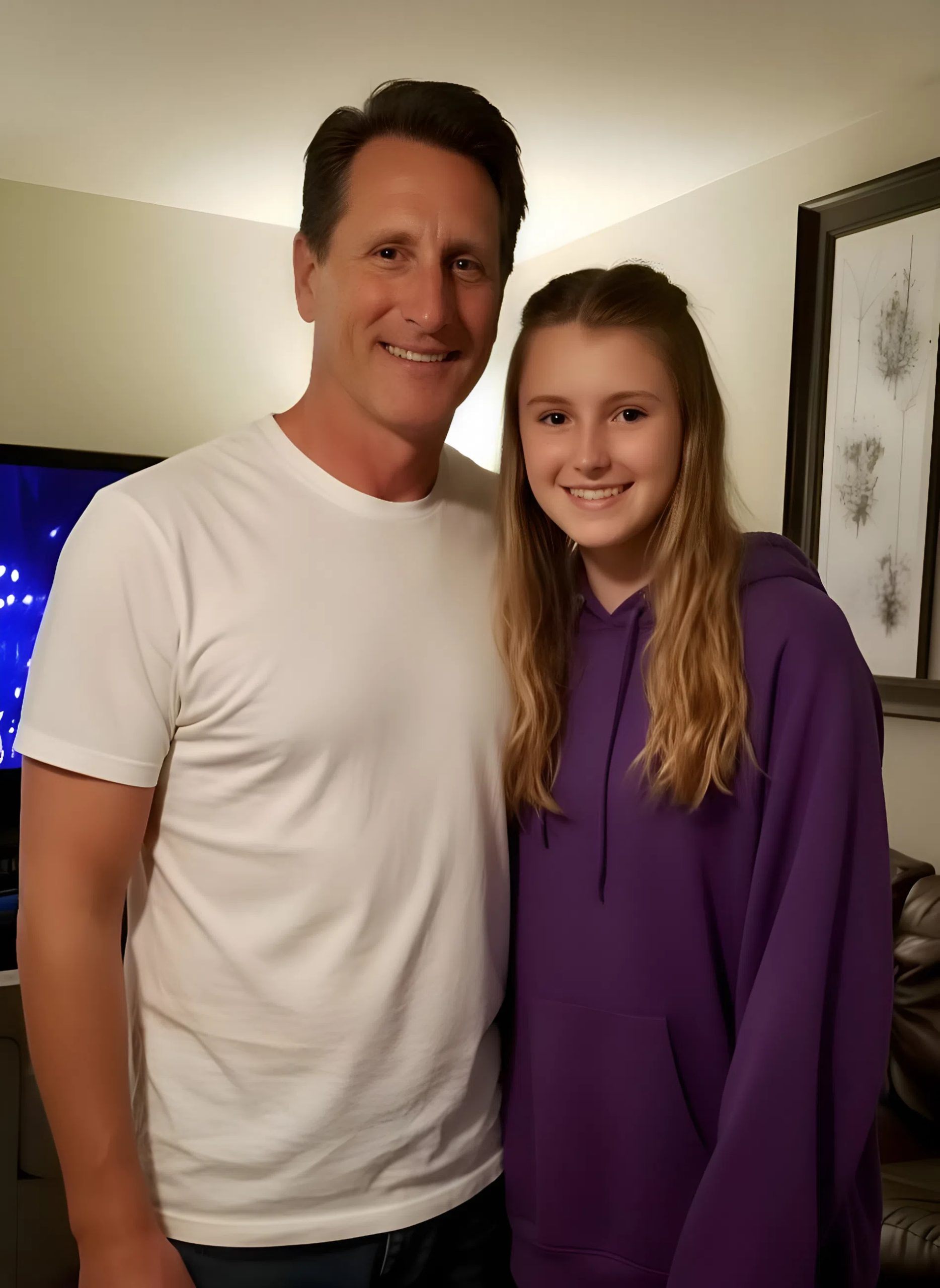 Uszyłam kreację na przedszkolne pożegnanie mojej córeczki z jedwabnych chust należących niegdyś do mojej zmarłej żony. Pewna zamożna mama określiła ją jako „żałosną”, lecz wkrótce wydarzyło się coś, o czym całe miasto mówiło jeszcze przez długi czas.