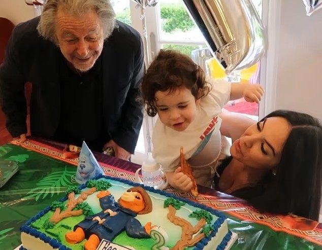 Kiedy się urodziła, miał już 53 lata i uchodził za starzejącego się uwodziciela. Al Pacino pojawił się publicznie u boku partnerki, która jest o 53 lata młodsza od 85-letniej gwiazdy.