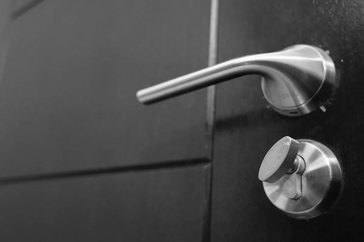 Mój świeżo upieczony mąż podczas krojenia tortu weselnego wcisnął moją twarz w ciasto, twierdząc, że to tylko „niewinny żart” – byłam bliska łez, gdy nagle mój brat wprawił wszystkich gości w osłupienie swoim zachowaniem.