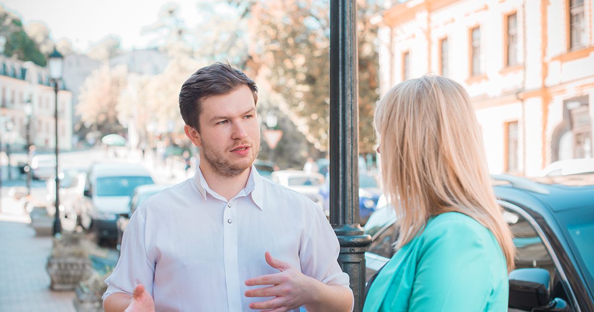 Mój mąż zdejmował obrączkę przed każdą „podróżą służbową” – to, co włożyłam mu do walizki, sprawiło, że na lotnisku zaczął krzyczeć