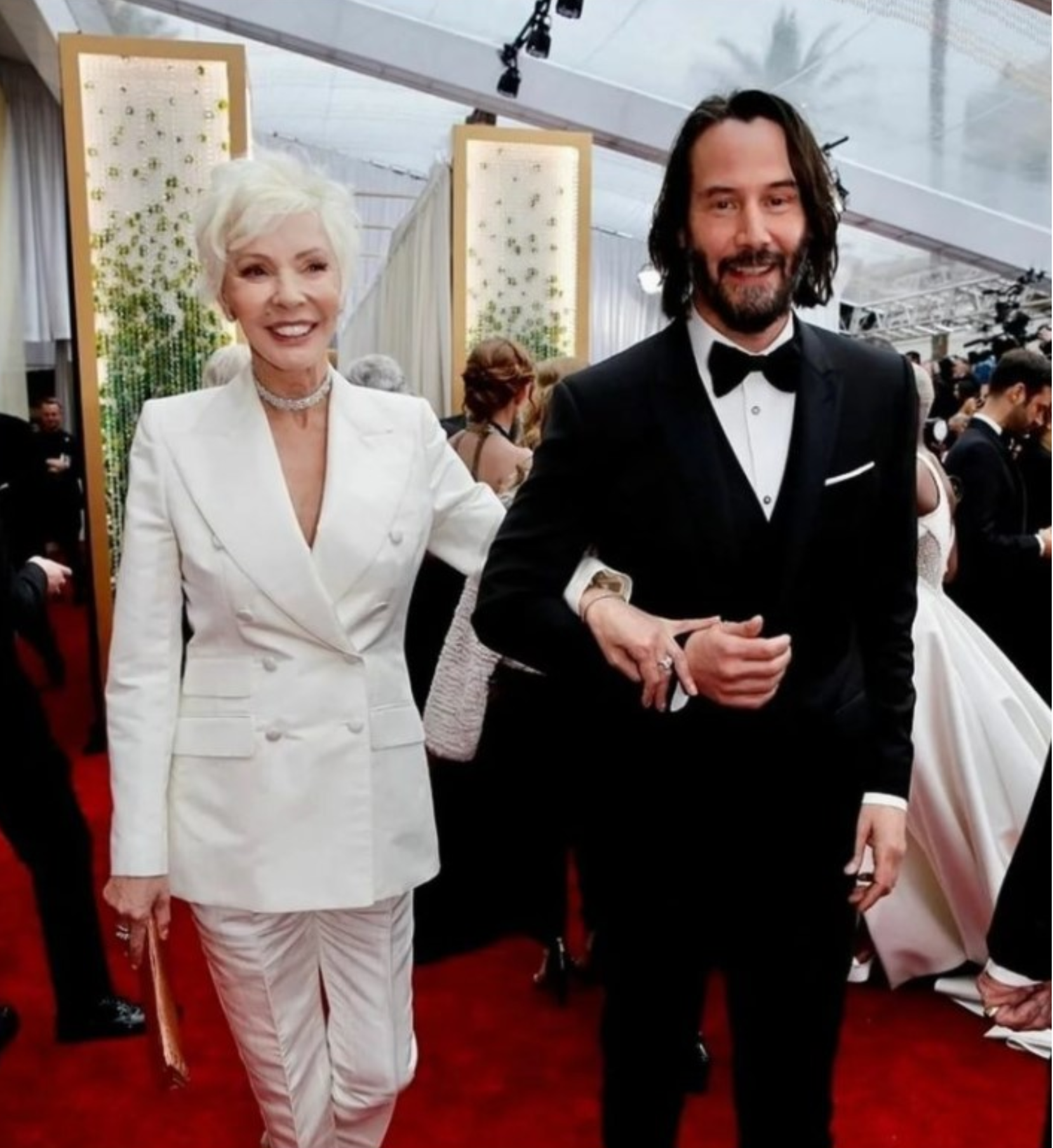 „Ponadczasowe piękno i elegancja”: 77-letnia matka Keanu Reevesa przyćmiewa swoją synową