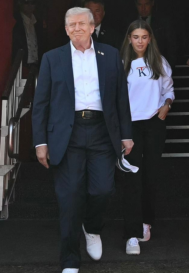 „Wnuczka Donalda Trumpa, Kai, wywołała burzę w sieci po opublikowaniu prowokacyjnego filmiku na TikToku z okazji swoich 18. urodzin”