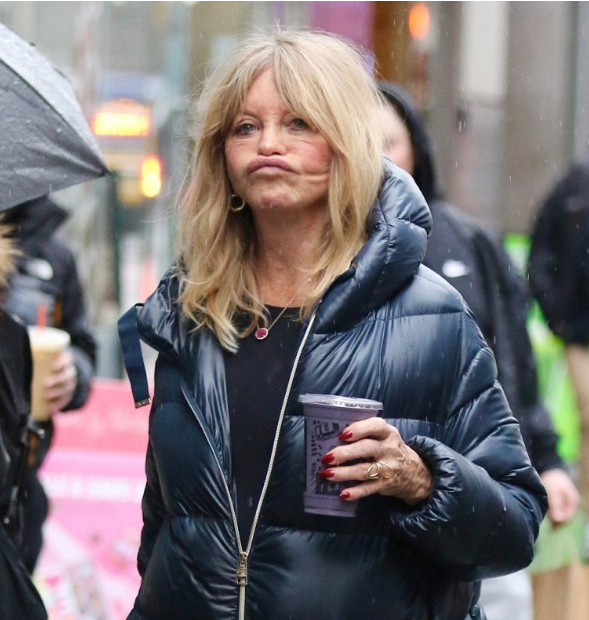 Nieudany lifting twarzy radykalnie zmienił wygląd 77-letniej Goldie Hawn