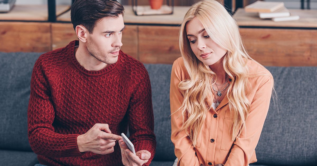 Mój narzeczony zaprosił mnie na ekskluzywną kolację z owocami morza w luksusowej restauracji – jednak gdy kelner przyniósł rachunek, wyciągnął z kieszeni muchę, chcąc uniknąć zapłaty. Nie spodziewał się jednak, że los niemal natychmiast odpłaci mu za ten podstęp w wyjątkowo ironiczny sposób.
