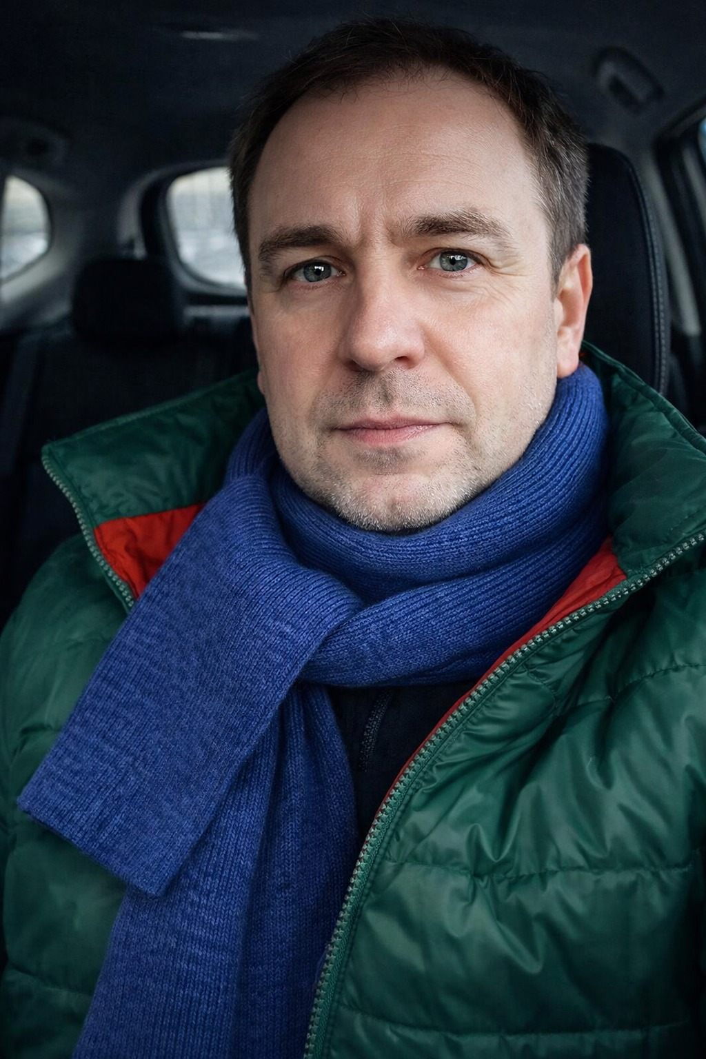 „Przez trzy lata ukrywałem wygraną na loterii wartą 450 milionów dolarów, podczas gdy oni traktowali mnie jak śmiecia — aż pewnego dnia podjechałem Bugatti, żeby odebrać swoje rzeczy.”