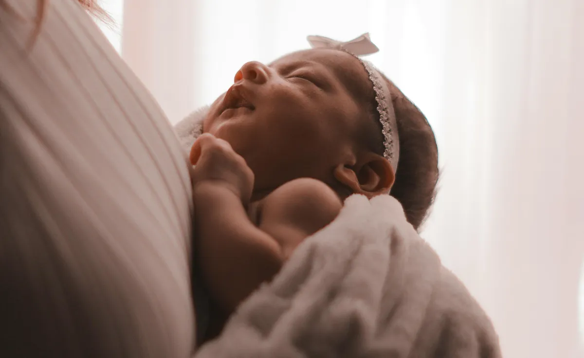 Po wielu latach bezskutecznych prób zdecydowaliśmy się na adopcję dziecka — jednak niedługo później przypadkowo usłyszałam rozmowę telefoniczną mojego męża z jego matką, która całkowicie odmieniła moje życie.