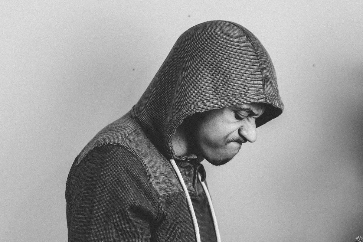 Mój świeżo upieczony mąż podczas krojenia tortu weselnego wcisnął moją twarz w ciasto, twierdząc, że to tylko „niewinny żart” – byłam bliska łez, gdy nagle mój brat wprawił wszystkich gości w osłupienie swoim zachowaniem.