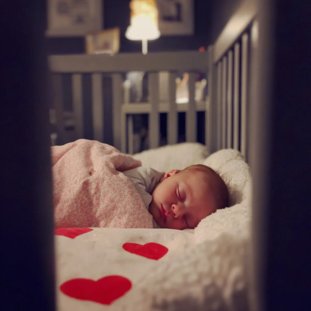 Po wielu latach bezskutecznych prób zdecydowaliśmy się na adopcję dziecka — jednak niedługo później przypadkowo usłyszałam rozmowę telefoniczną mojego męża z jego matką, która całkowicie odmieniła moje życie.
