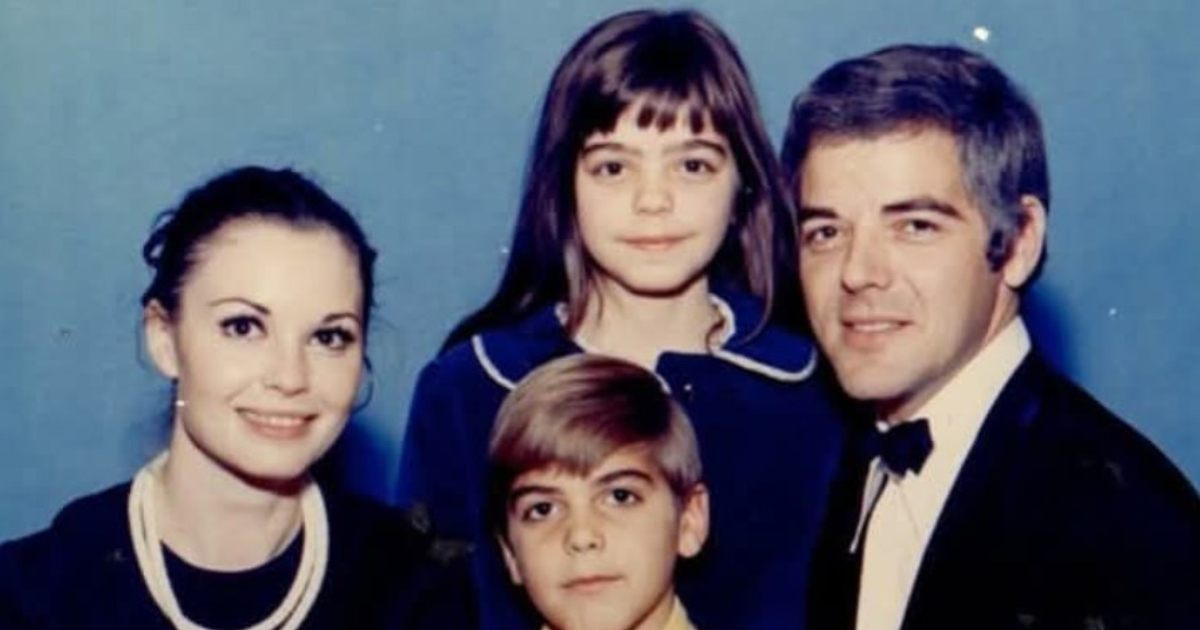 Przed sławą: zdjęcie rodzinne z 1971 roku przedstawia młodą gwiazdę Hollywood wraz z rodzicami i siostrą.