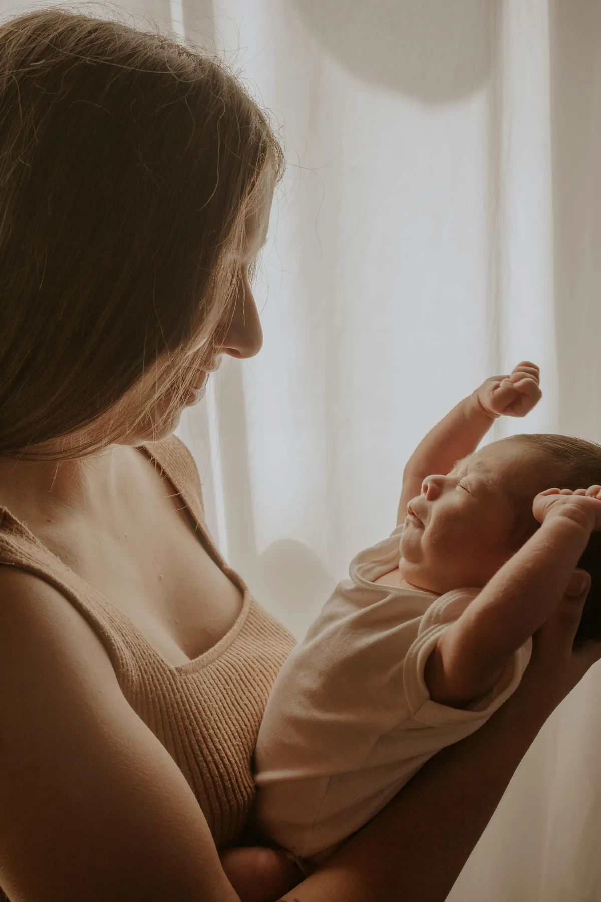 Po wielu latach bezskutecznych prób zdecydowaliśmy się na adopcję dziecka — jednak niedługo później przypadkowo usłyszałam rozmowę telefoniczną mojego męża z jego matką, która całkowicie odmieniła moje życie.