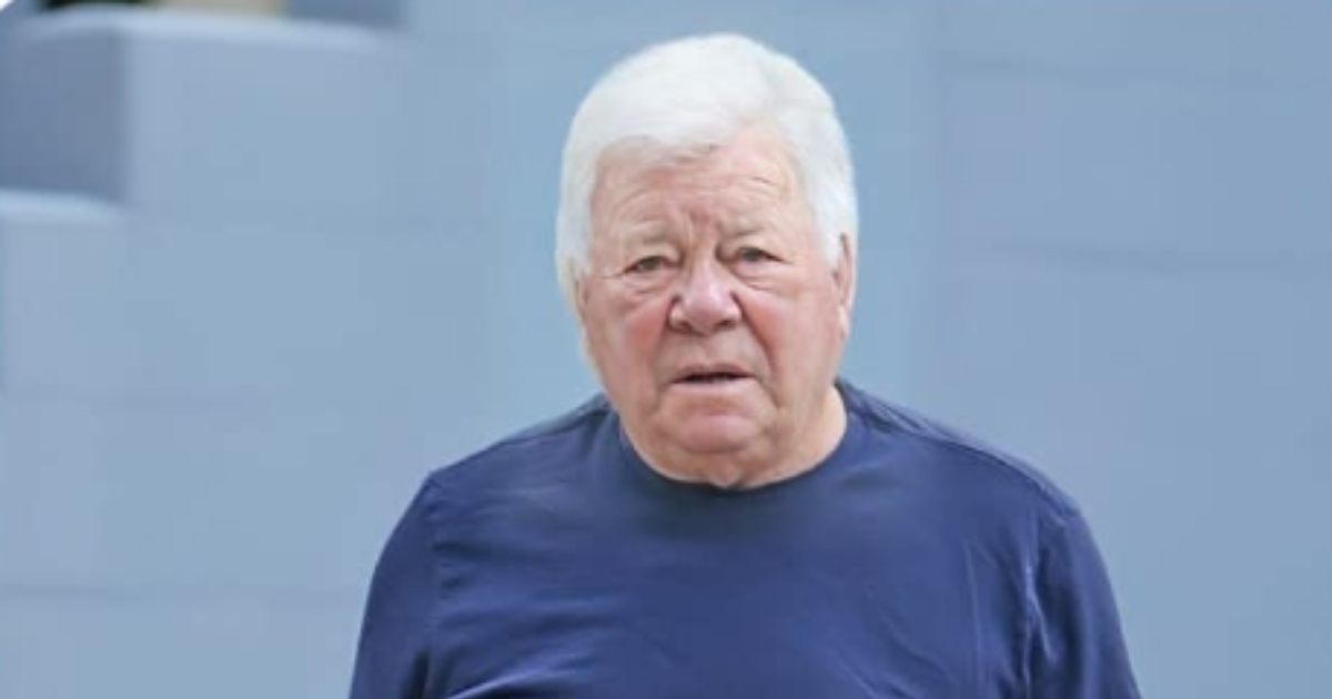 W wieku dziewięćdziesięciu czterech lat nadal śmiało kroczy przez życie, zachowując ten sam urok, bystry umysł i niepowtarzalny uśmiech, które niegdyś uczyniły go prawdziwą legendą popkultury!