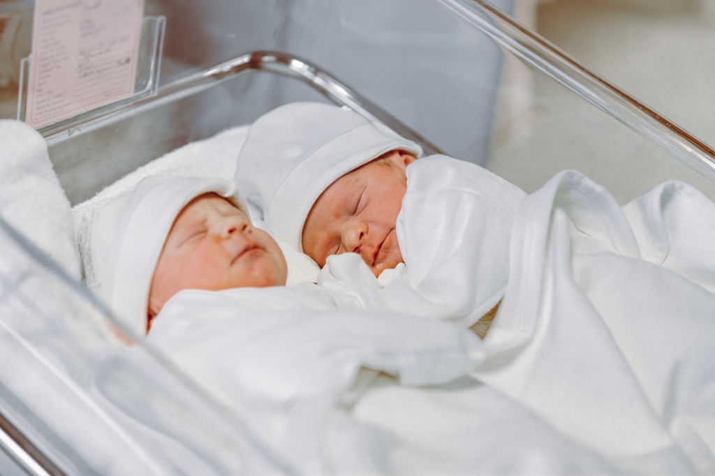Adoptowałem bliźniaki, które znalazłem porzucone w samolocie – ich matka pojawiła się 18 lat później i wręczyła im dokument