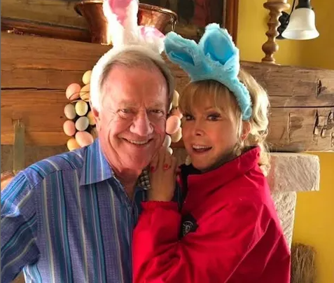 94-letnia Barbara Eden wygląda ponadczasowo na rzadkim nowym zdjęciu z mężem