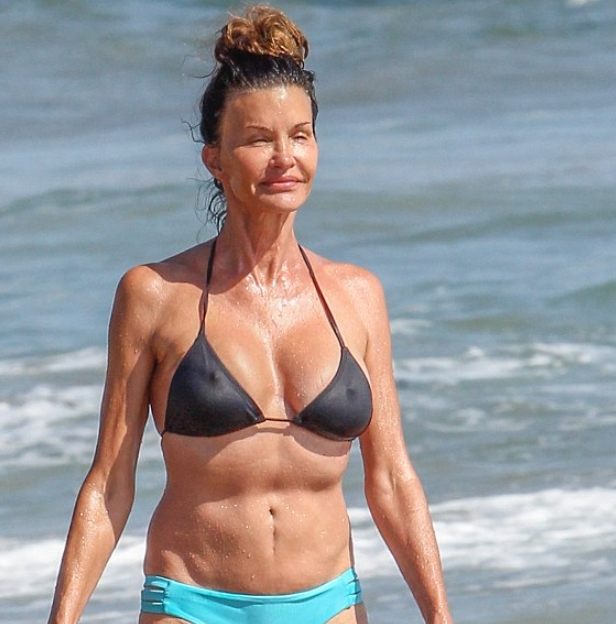 Legendarna supermodelka została uchwycona w rzadkiej chwili w bikini: kim ona jest?