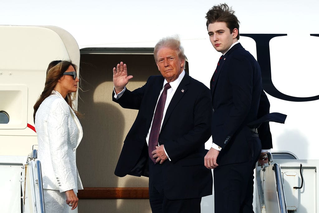 Zdjęcie Trumpa w drodze do Marine One przyciągnęło powszechną uwagę, gdy ludzie dostrzegli pewien szczegół