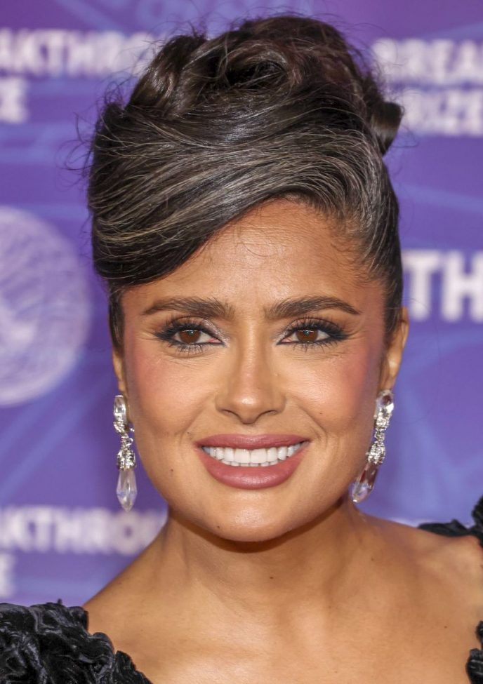 „Jeszcze za wcześnie na siwe włosy”: 59-letnia Salma Hayek zaskoczyła fanów nieoczekiwaną zmianą wizerunku