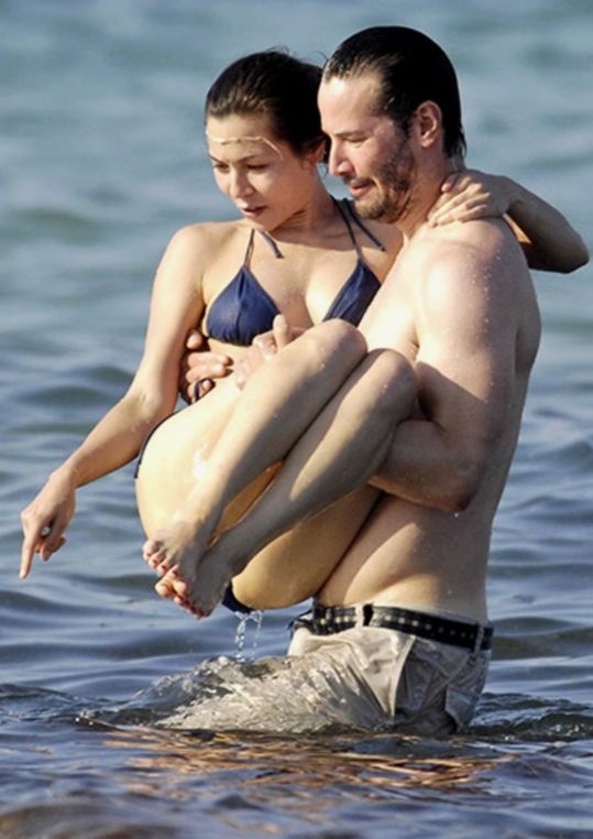 Rzadki widok na plaży: legendarny aktor został zauważony nad brzegiem morza w towarzystwie swojej partnerki!