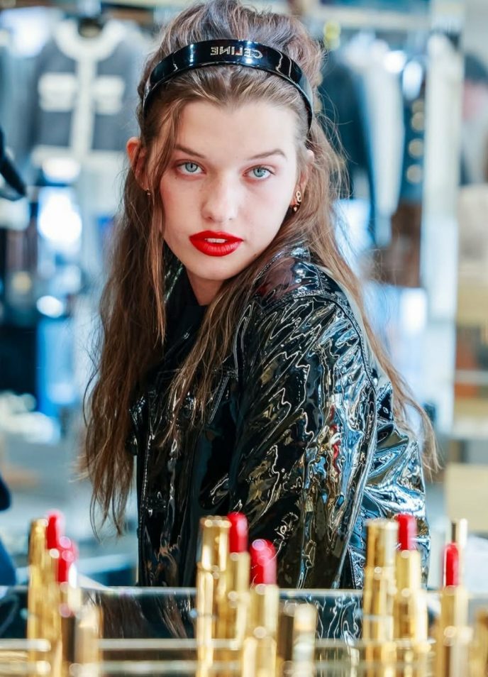 Nowa gwiazda swojego pokolenia! Uroda osiemnastoletniej córki Jovovich nie pozostawi nikogo obojętnym