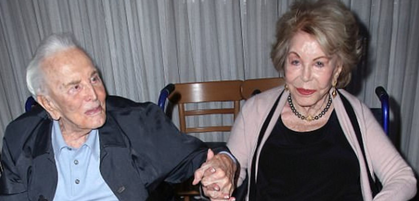 „Wiek miłości”: stuletni Kirk Douglas podzielił się wzruszającym momentem z żoną po wydaniu swojej autobiografii.