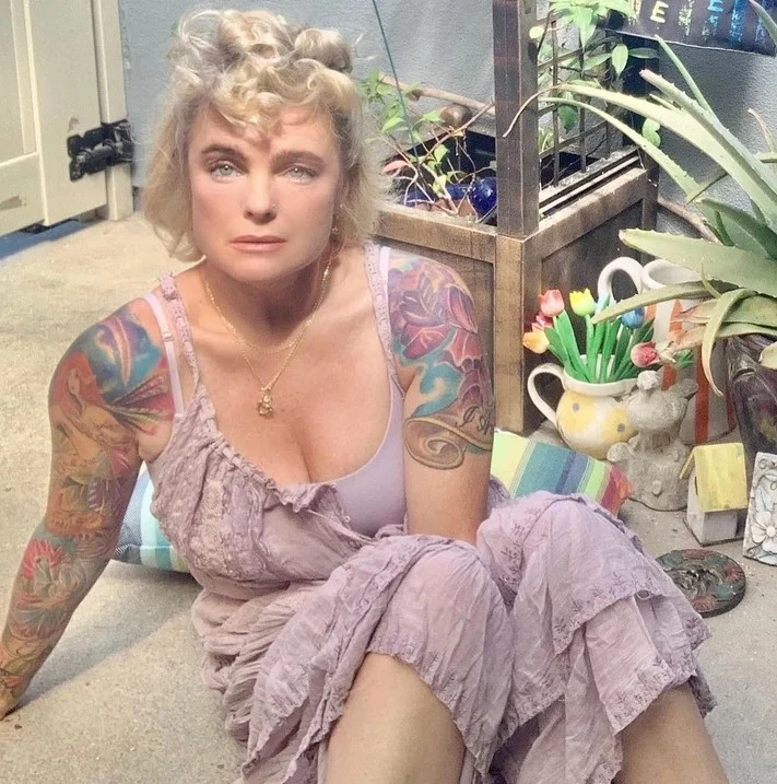 Gwiazda serialu „Ratownicy z Malibu”, Erica Eleniak, wciąż zachwyca fanów swoją przemianą i w wieku 54 lat wygląda po prostu wspaniale.