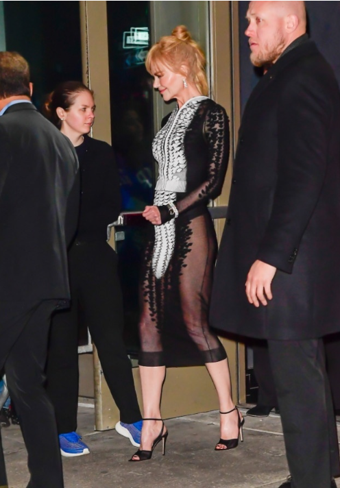 Nicole Kidman pojawiła się w „prawie niezauważalnej” kreacji — a ludzie nie mogą się zdecydować, czy to genialne, czy już przesada
