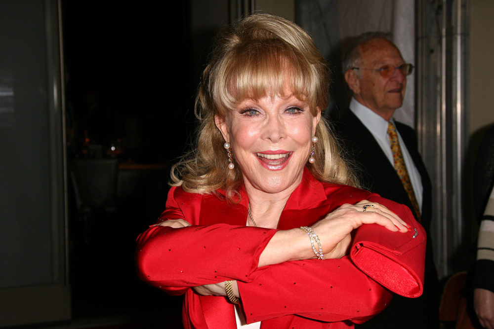 94-letnia Barbara Eden wygląda ponadczasowo na rzadkim nowym zdjęciu z mężem