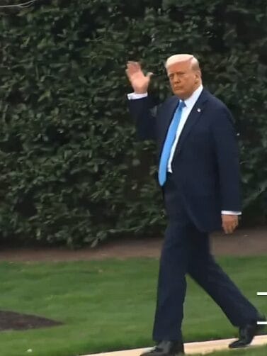 Zdjęcie Trumpa w drodze do Marine One przyciągnęło powszechną uwagę, gdy ludzie dostrzegli pewien szczegół