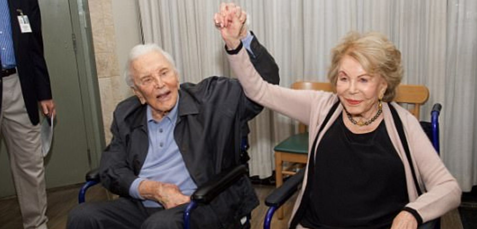 „Wiek miłości”: stuletni Kirk Douglas podzielił się wzruszającym momentem z żoną po wydaniu swojej autobiografii.