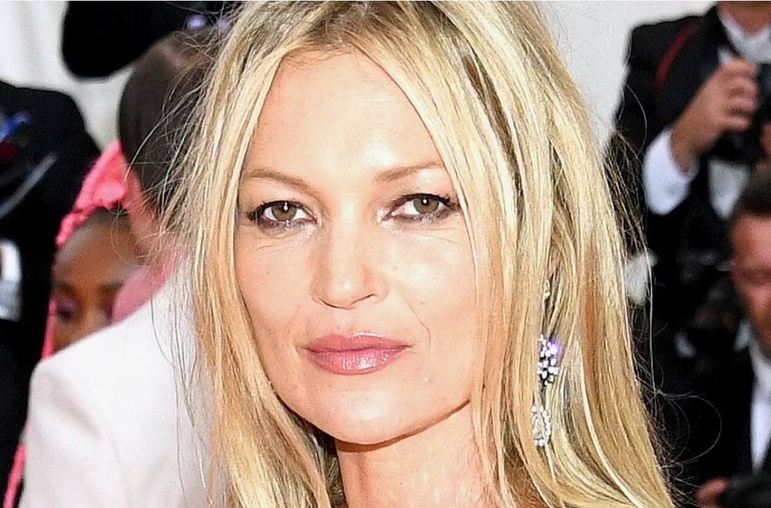 Rzadki widok w mieście, uchwycony przez paparazzi: legendarna supermodelka lat dziewięćdziesiątych zaskoczyła publiczność swoim efektownym i niemal nie do poznania wyglądem!