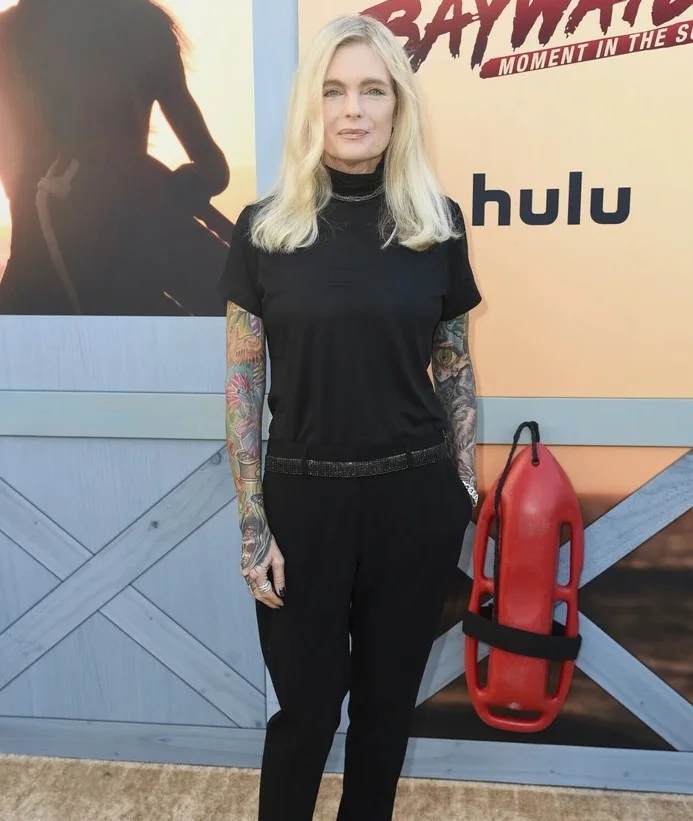 Gwiazda serialu „Ratownicy z Malibu”, Erica Eleniak, wciąż zachwyca fanów swoją przemianą i w wieku 54 lat wygląda po prostu wspaniale.