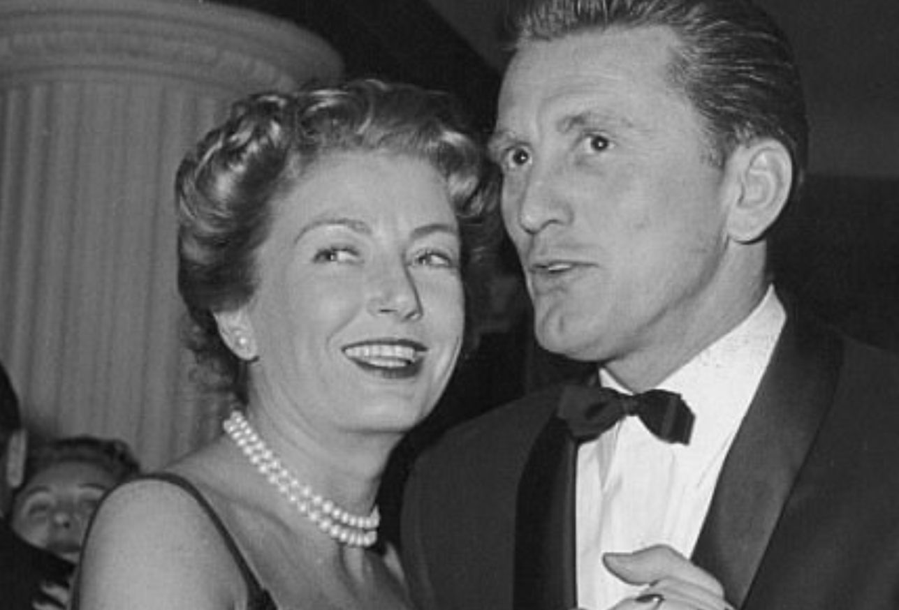 „Wiek miłości”: stuletni Kirk Douglas podzielił się wzruszającym momentem z żoną po wydaniu swojej autobiografii.