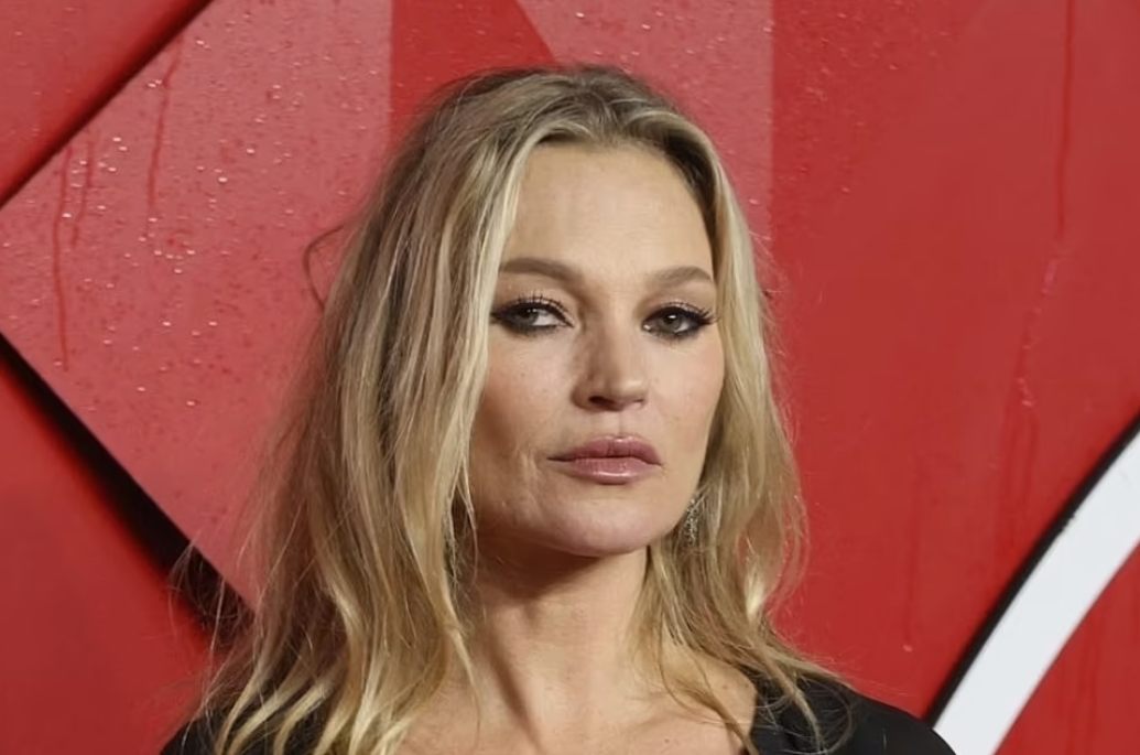Rzadki widok w mieście, uchwycony przez paparazzi: legendarna supermodelka lat dziewięćdziesiątych zaskoczyła publiczność swoim efektownym i niemal nie do poznania wyglądem!