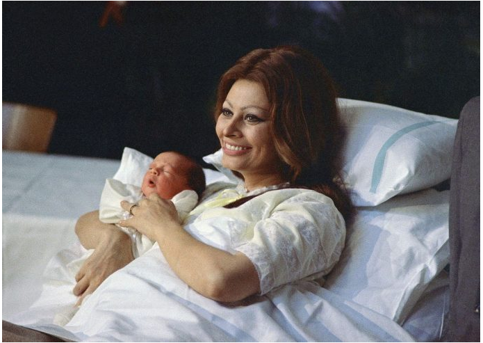 Syn Sophie Loren zaręczył się z efektowną Gruzinką, która jest od niego młodsza o dwadzieścia lat! Niesamowite zdjęcia.