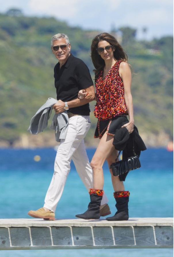 Amal Clooney przyciągnęła uwagę wszystkich swoją odważną minispódniczką podczas obchodów 65. urodzin George'a Clooneya w Saint-Tropez