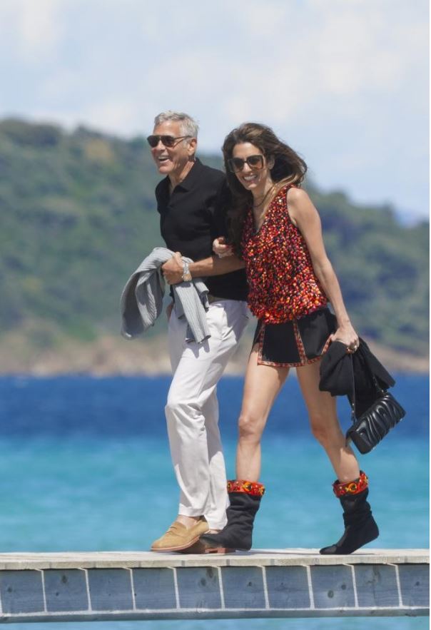 Amal Clooney przyciągnęła uwagę wszystkich swoją odważną minispódniczką podczas obchodów 65. urodzin George'a Clooneya w Saint-Tropez