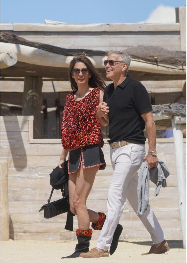 Amal Clooney przyciągnęła uwagę wszystkich swoją odważną minispódniczką podczas obchodów 65. urodzin George'a Clooneya w Saint-Tropez