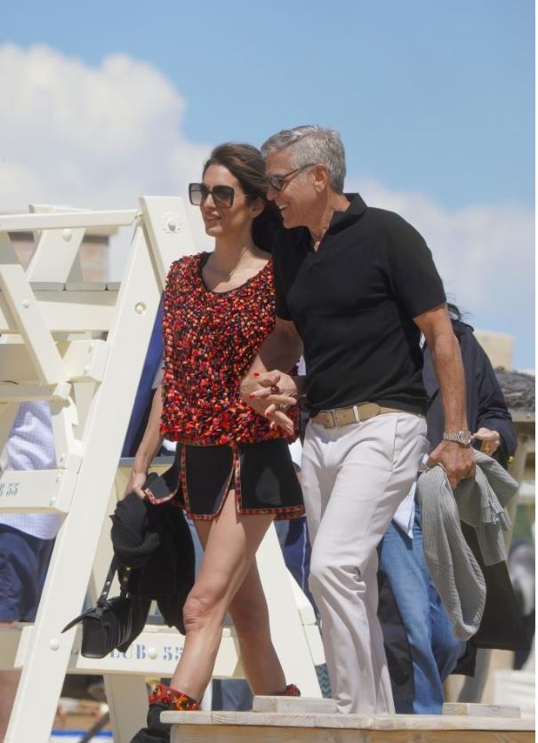 Amal Clooney przyciągnęła uwagę wszystkich swoją odważną minispódniczką podczas obchodów 65. urodzin George'a Clooneya w Saint-Tropez